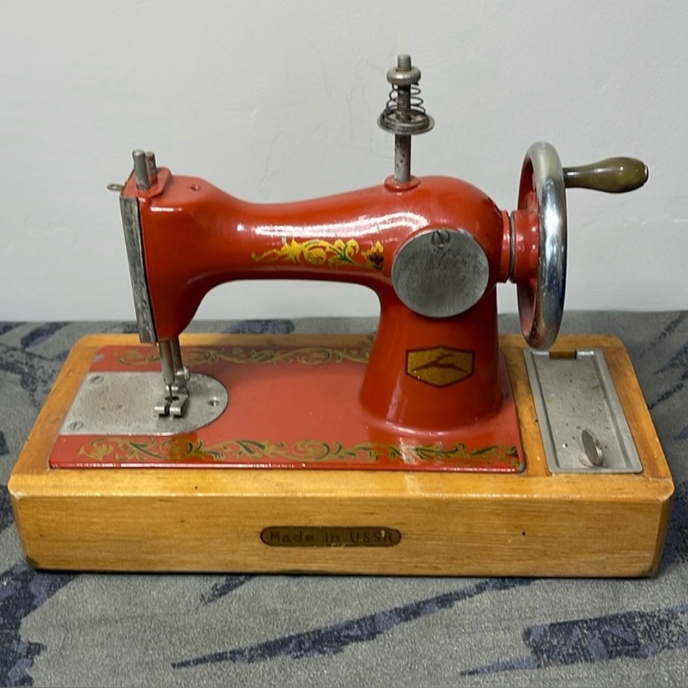 Vintage USSR Red Childrens
Mini Sewing Machine